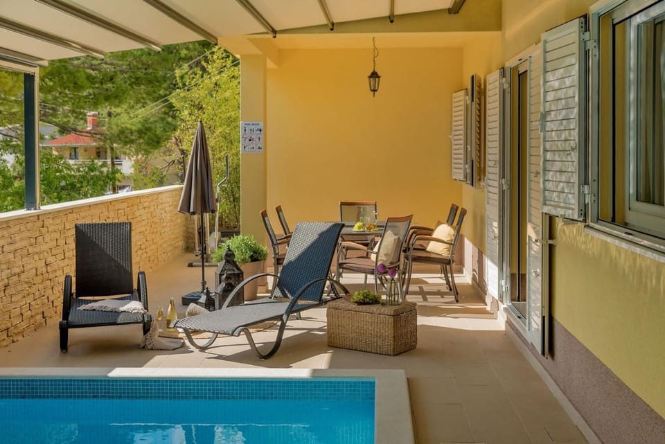 Balcony/Terrace, Seating area, Swimming pool, air conditioner