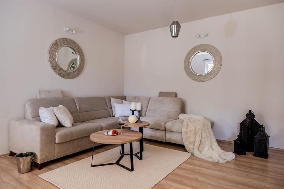 Living room, Swimming pool, air conditioner