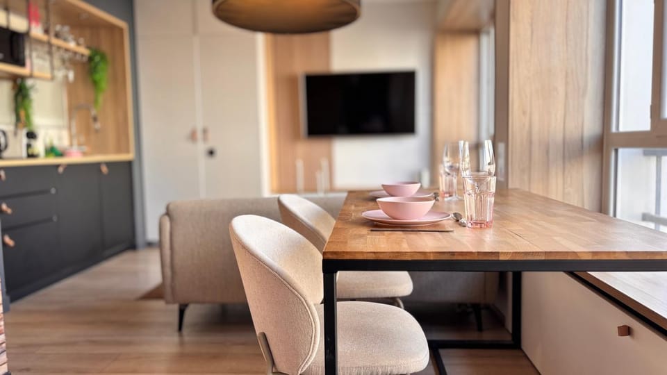 TV and multimedia, Living room, Seating area, Dining area