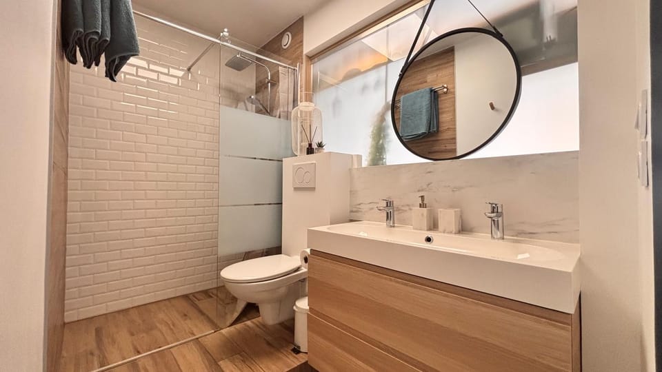 Shower, Toilet, Bathroom, towels