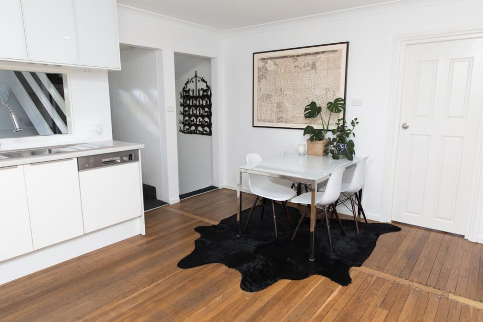 Coffee/tea facilities, Kitchen or kitchenette, Dining area, dishwasher