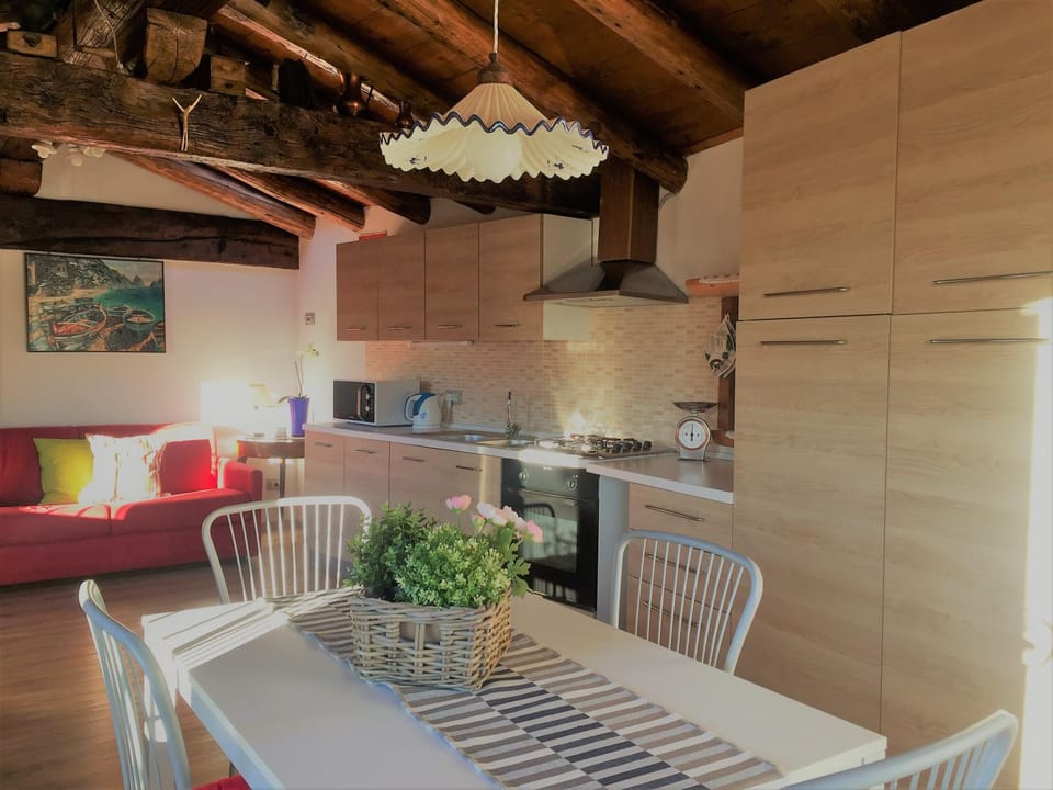 Kitchen or kitchenette, Seating area, Dining area