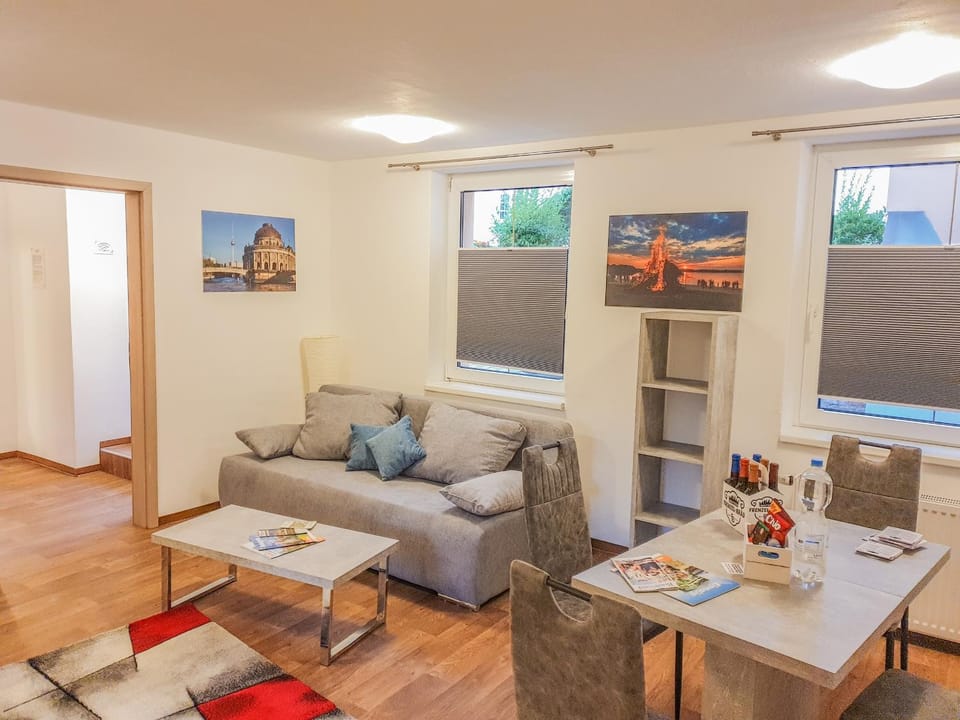 Day, Living room, Photo of the whole room, Seating area, Dining area, Inner courtyard view