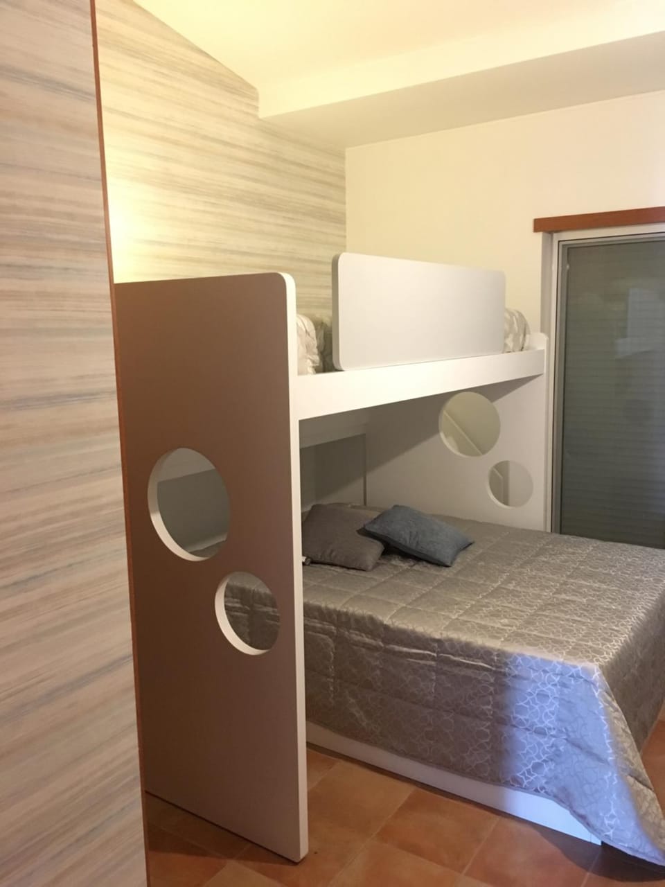 young children, older children, group of guests, bunk bed