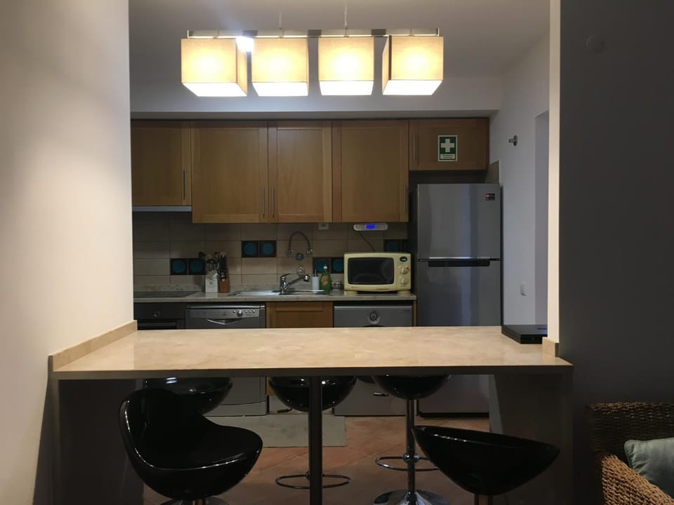 Kitchen or kitchenette, Food and drinks, Dining area