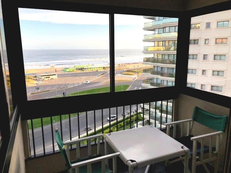 Parquemar Center PRIMERA LINEA FRENTE AL MAR Piso 8 LOS DEDOS Garage y amenities Apartment in Punta del Este