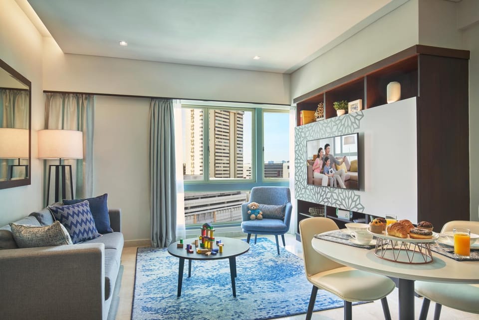 TV and multimedia, Living room, Food and drinks, Seating area, Dining area