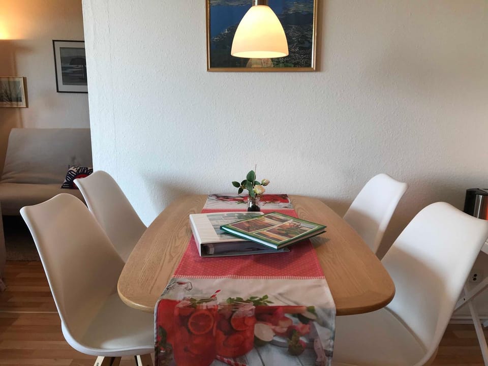 Decorative detail, Seating area, Dining area