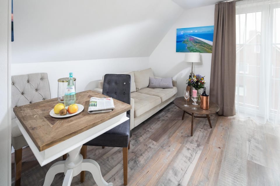 TV and multimedia, Coffee/tea facilities, Living room, Seating area, Dining area