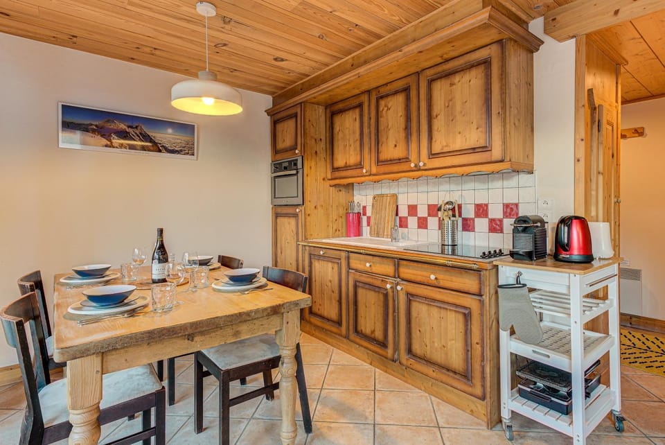 Coffee/tea facilities, Kitchen or kitchenette, Dining area, minibar, oven, stove, toaster