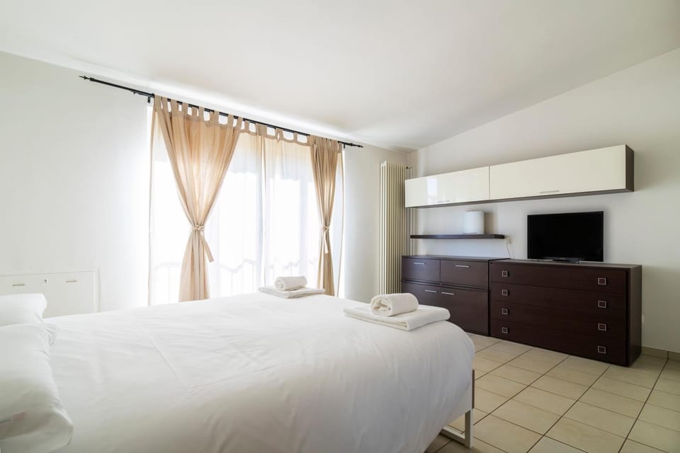 Bed, TV and multimedia, Photo of the whole room, Bedroom