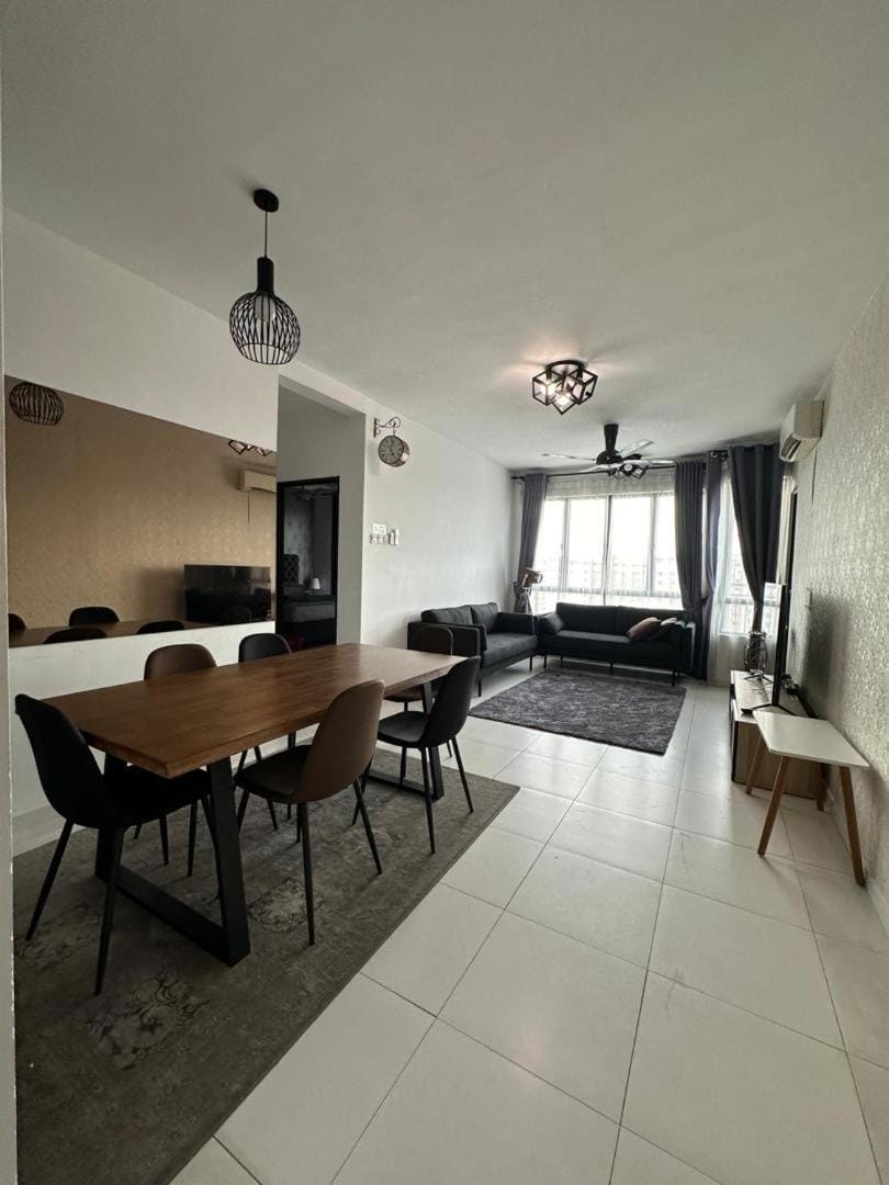 Kyra The Heights Residence Condo Ayer Keroh Melaka WiFi, Netflix & Pool Apartment in Malacca