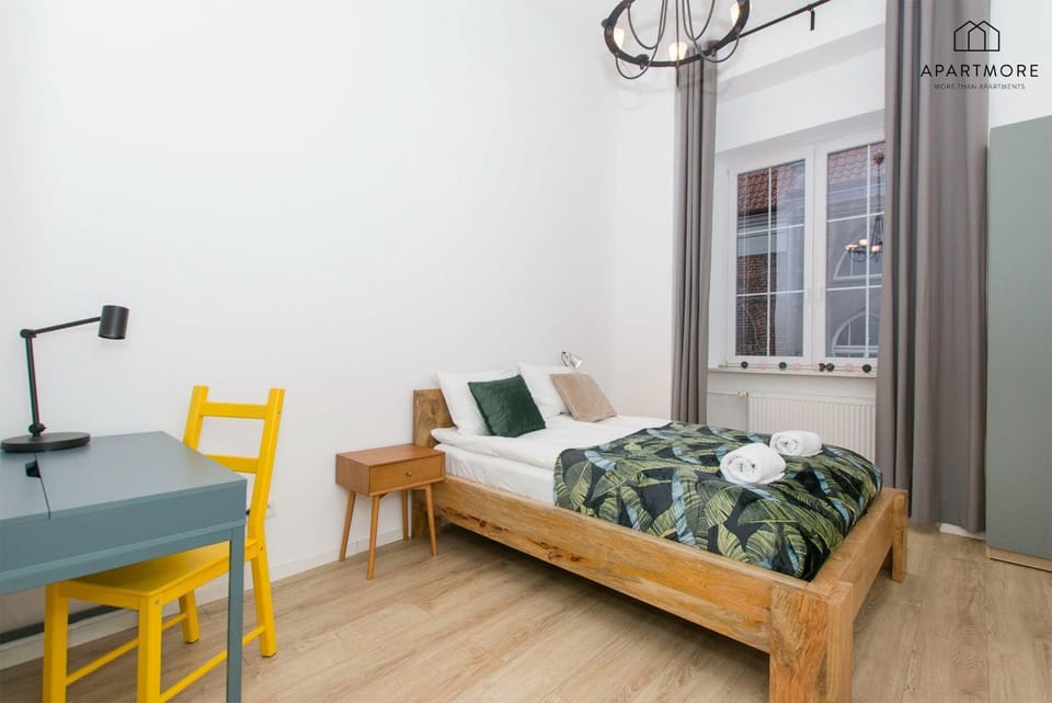 Bed, Living room, Photo of the whole room
