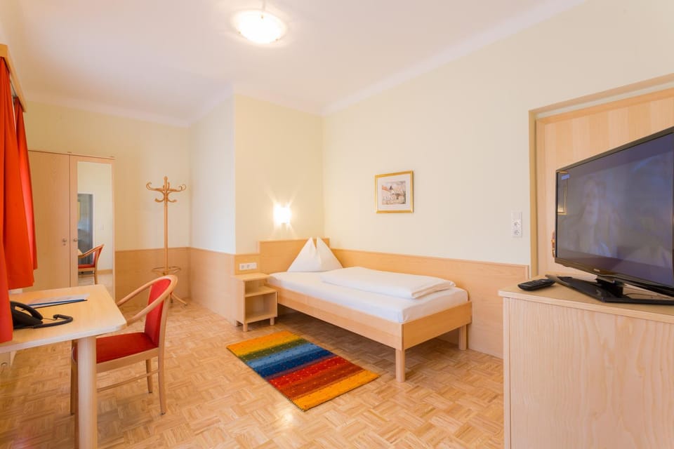 Bed, TV and multimedia, Photo of the whole room, Bedroom, hair dresser