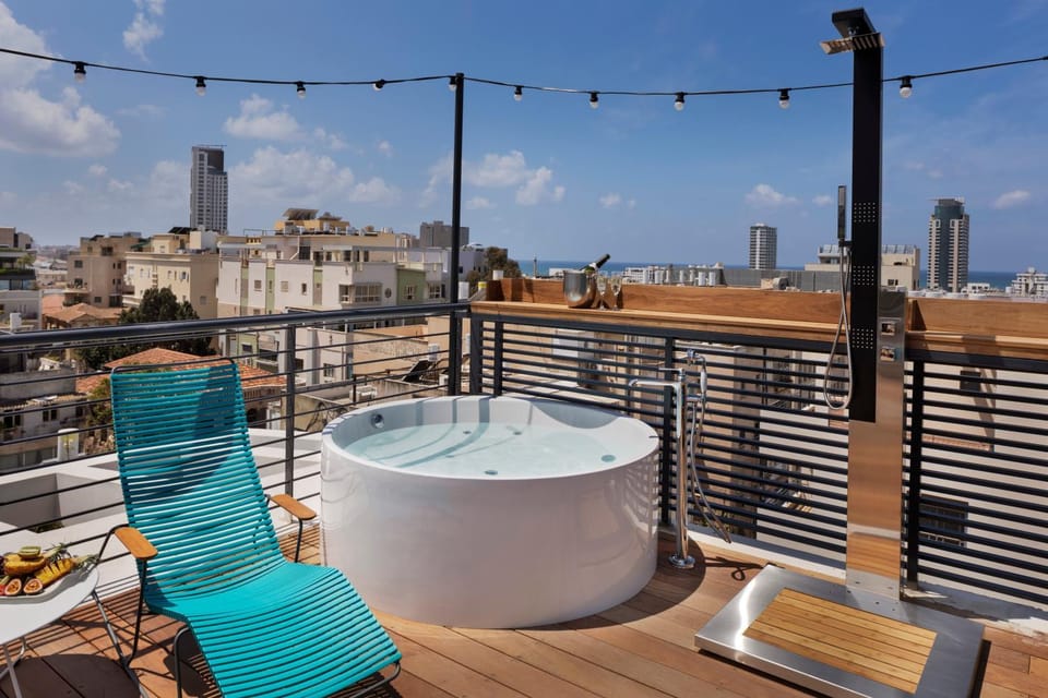 Hot Tub, View (from property/room), Balcony/Terrace, Photo of the whole room, Decorative detail, City view, Sea view, Street view