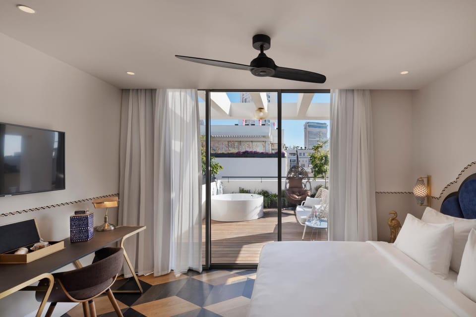 Bed, Other, Photo of the whole room, Decorative detail, City view