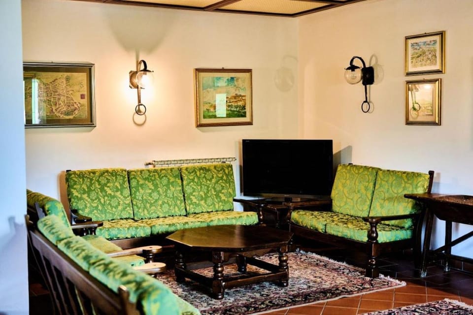 Communal lounge/ TV room