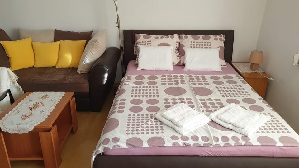 Bed, Seating area, Bedroom