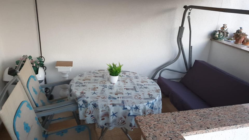 Balcony/Terrace, Photo of the whole room, Decorative detail, Seating area, Text overlay, Area and facilities