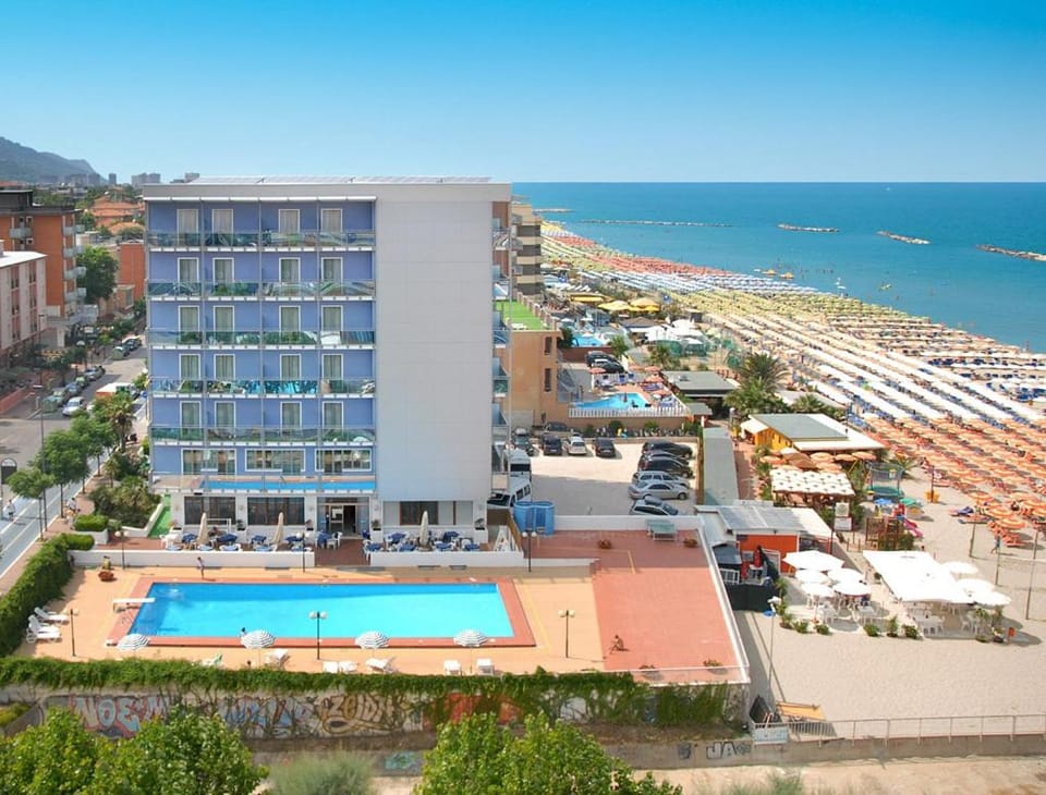 Facade/entrance, Bird's eye view, Swimming pool