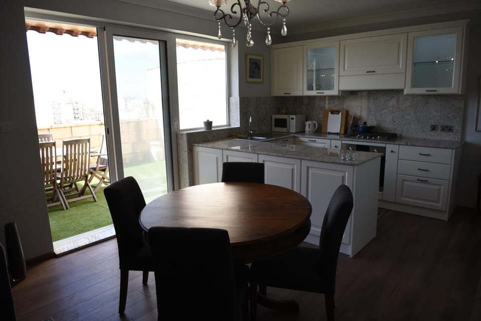 Kitchen or kitchenette, Dining area