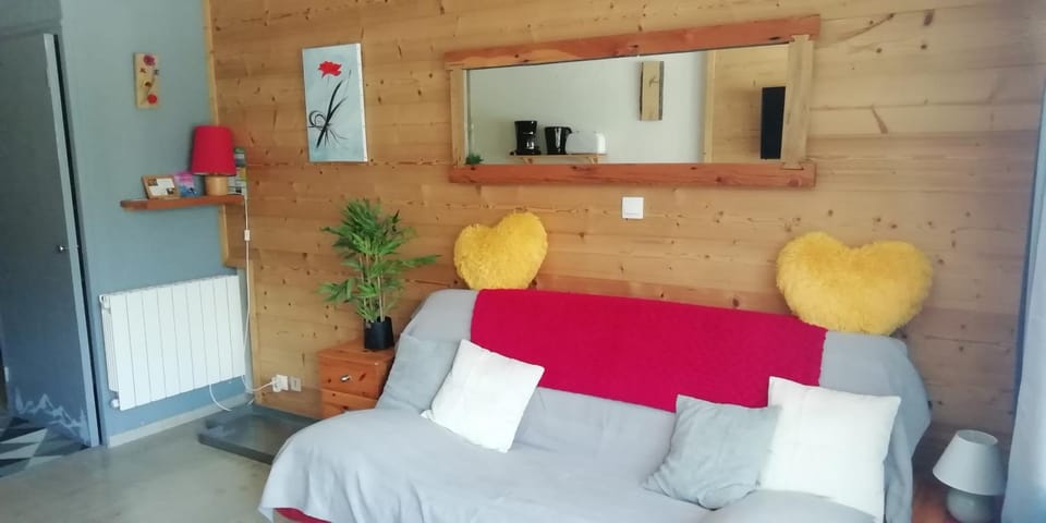 Bed, Living room