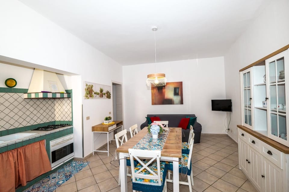 TV and multimedia, Kitchen or kitchenette, Living room, Dining area, stove