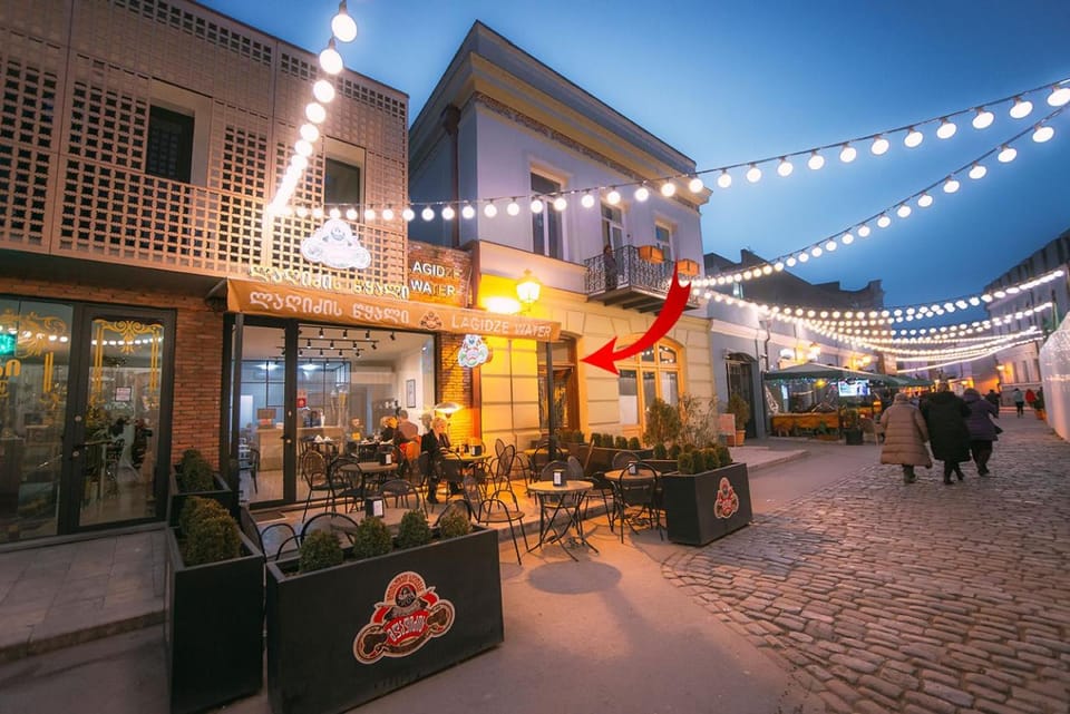 Property building, Restaurant/places to eat, Facade/entrance, Neighbourhood, On-site shops