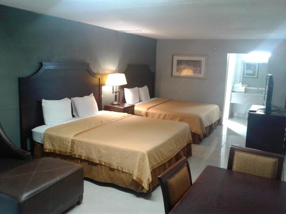 Express Inn & Suites - 5 Miles from St Petersburg Clearwater Airport Hotel in Pinellas Park
