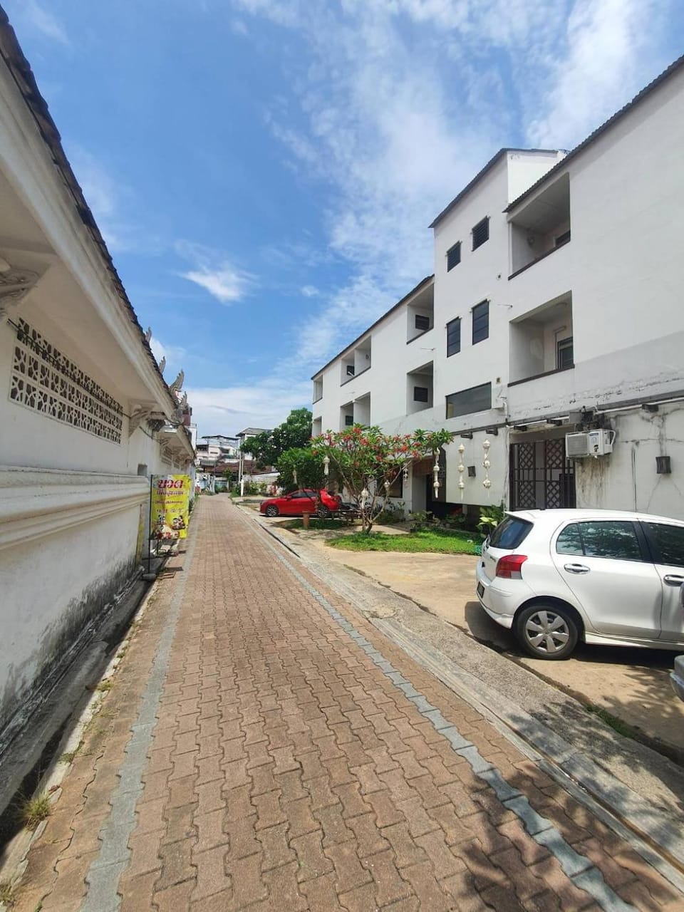 Property building, Day, Neighbourhood, Street view, Location, Parking