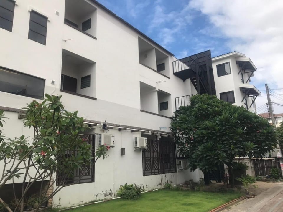 Property building, Day, Garden, Garden view
