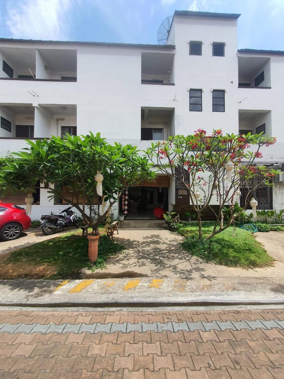 Property building, Day, Neighbourhood, Street view, Location, Parking