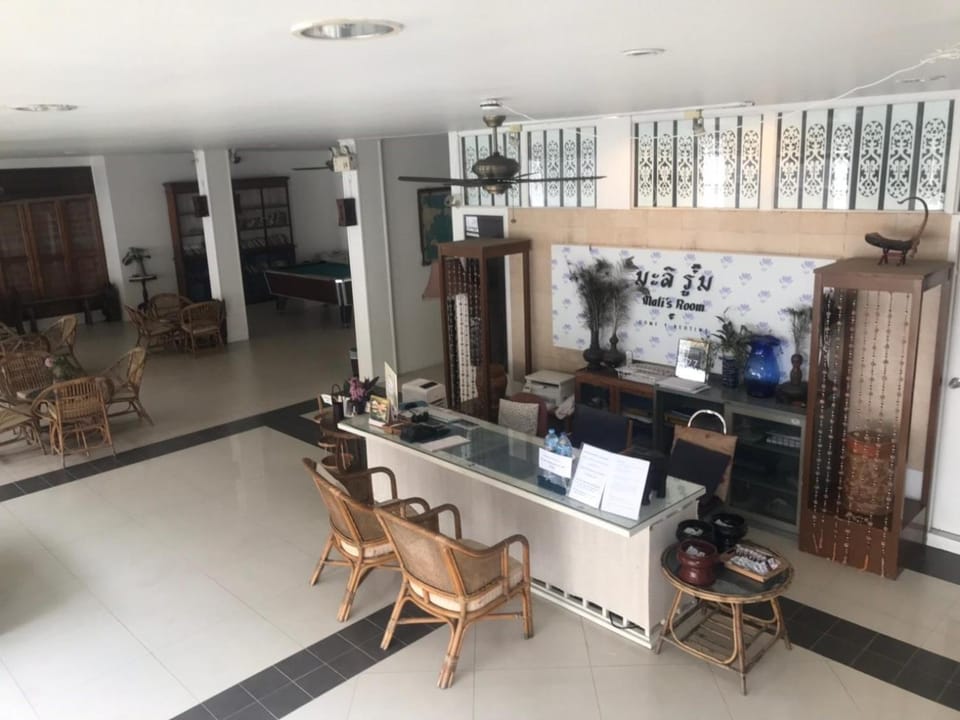 Property building, Restaurant/places to eat, Living room, Seating area