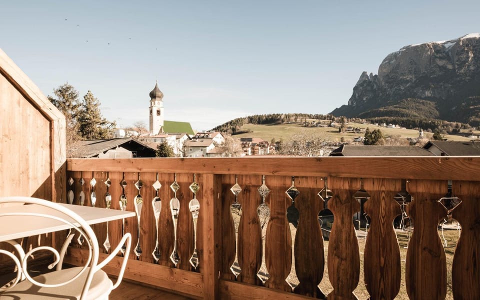 Nearby landmark, Day, Natural landscape, View (from property/room), Balcony/Terrace, Mountain view