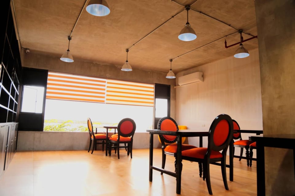 Seating area, Dining area