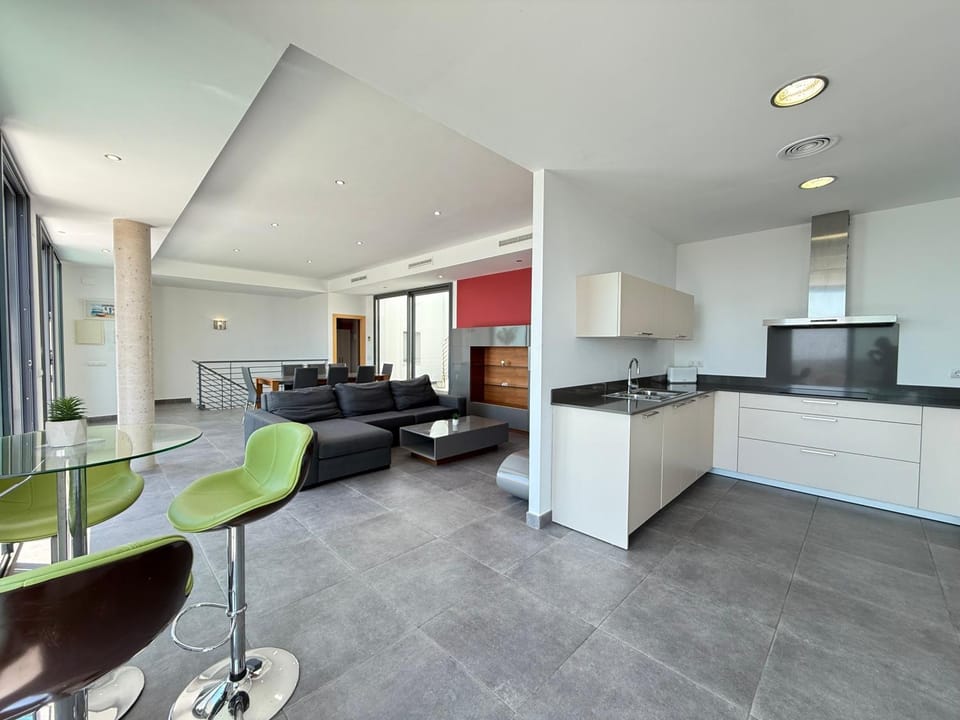 Kitchen or kitchenette, Living room