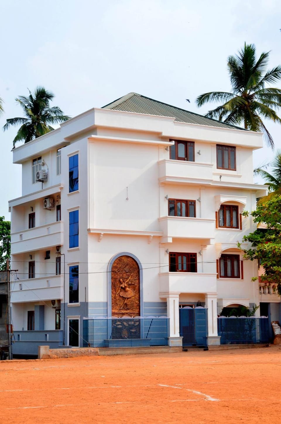 Property building, Facade/entrance, Garden