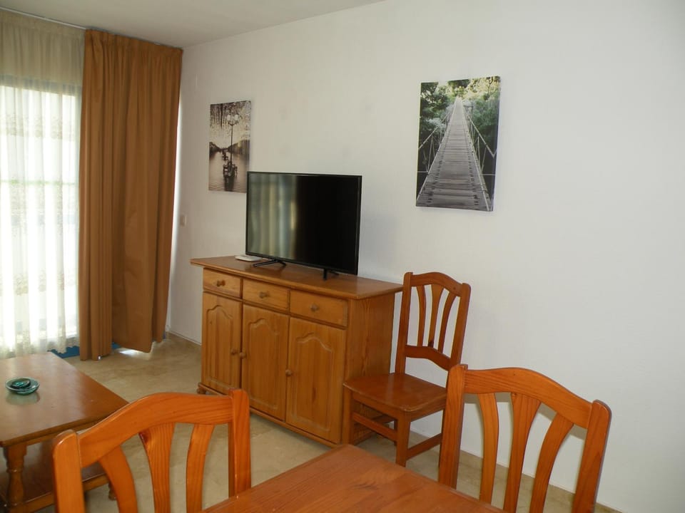 TV and multimedia, Living room, Seating area, Dining area