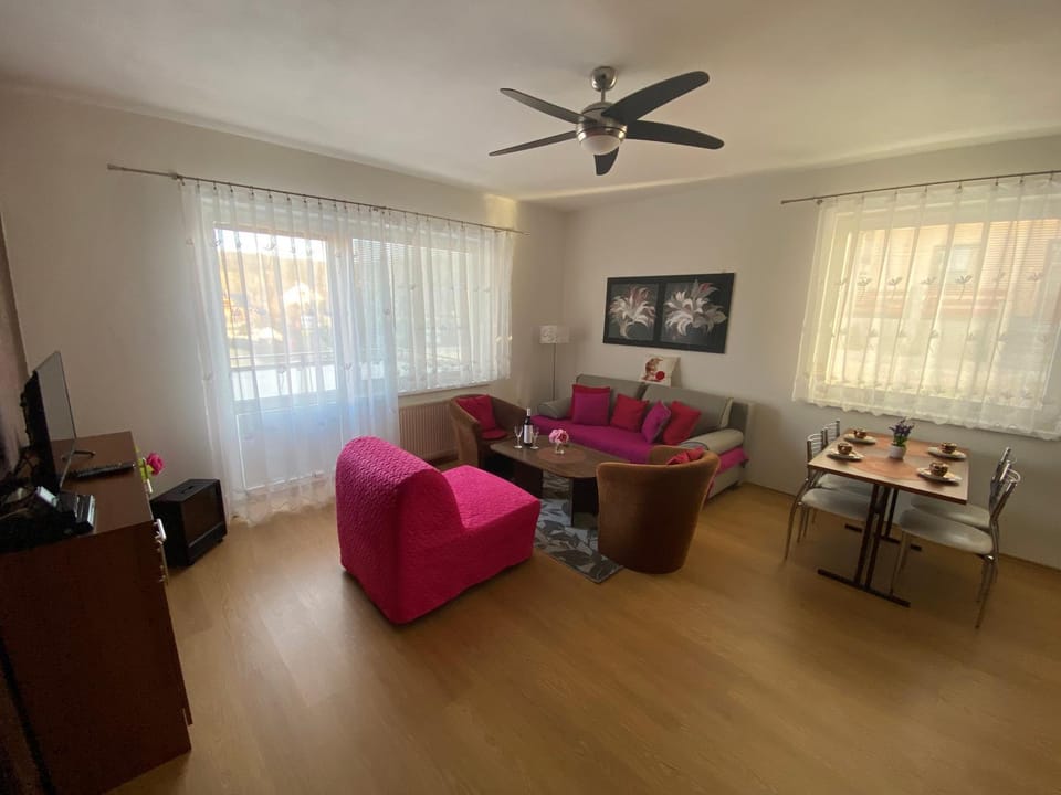 Living room, Photo of the whole room, Decorative detail, Decorative detail