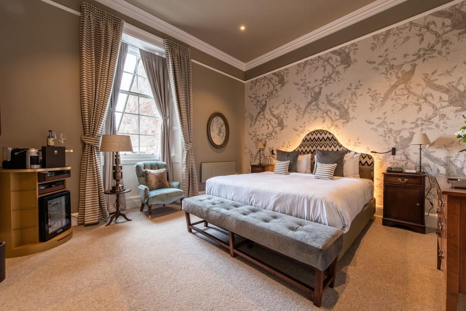 Photo of the whole room, Seating area