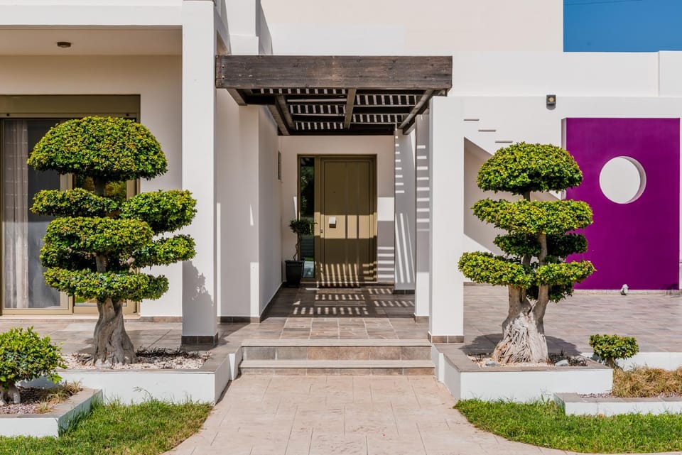 Property building, Facade/entrance, Garden, Garden view