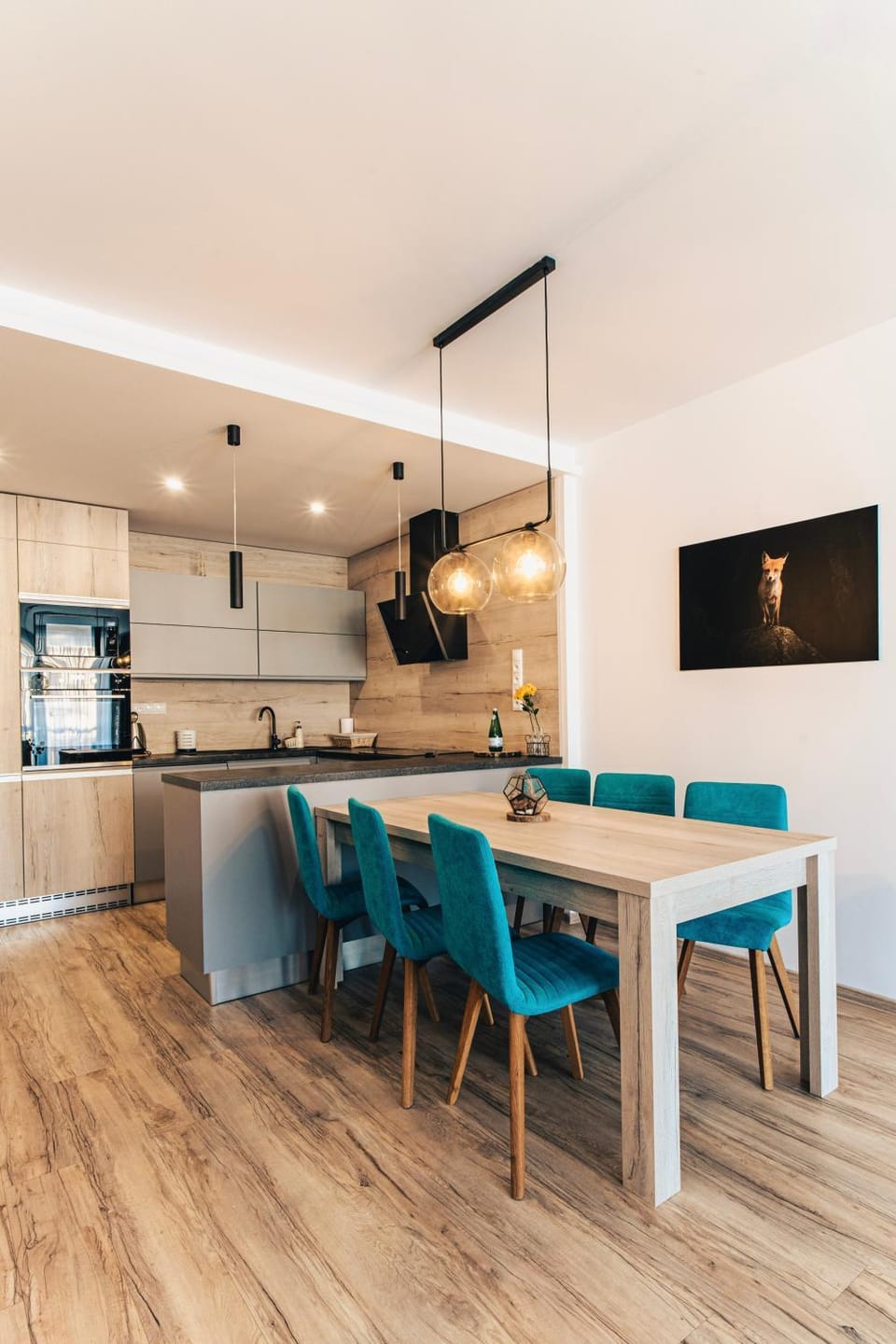 Kitchen or kitchenette, Dining area
