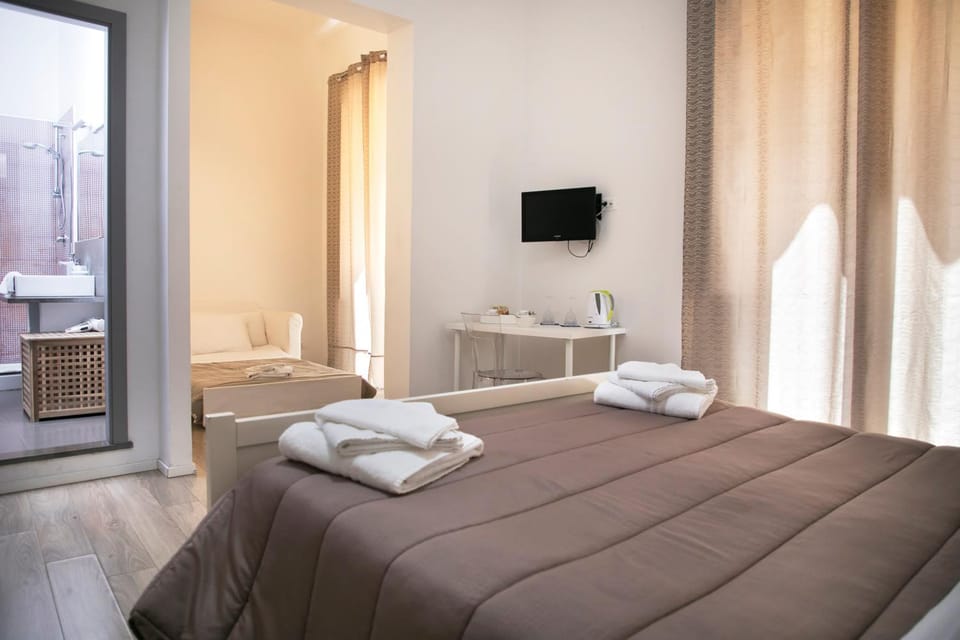 Photo of the whole room, Bedroom