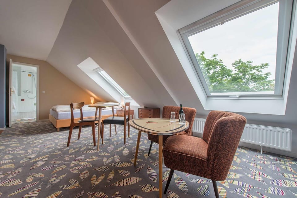 Day, Photo of the whole room, Seating area, Dining area