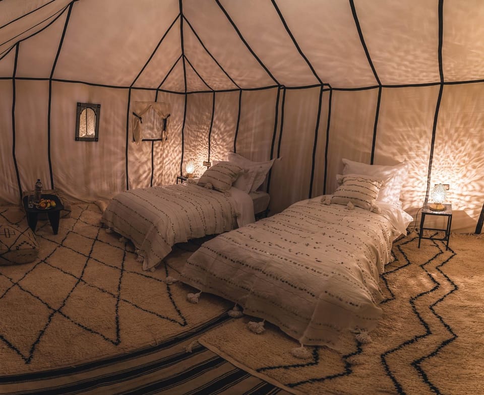 Bed, Activities, Photo of the whole room, Decorative detail, Bedroom