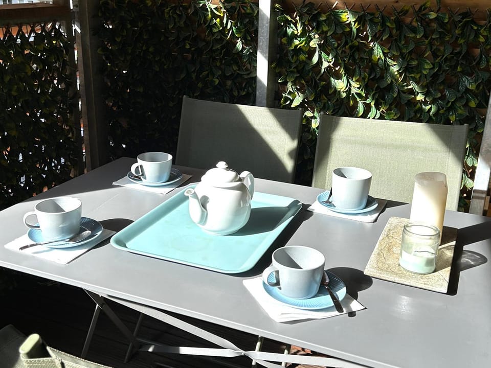 Day, Dining area