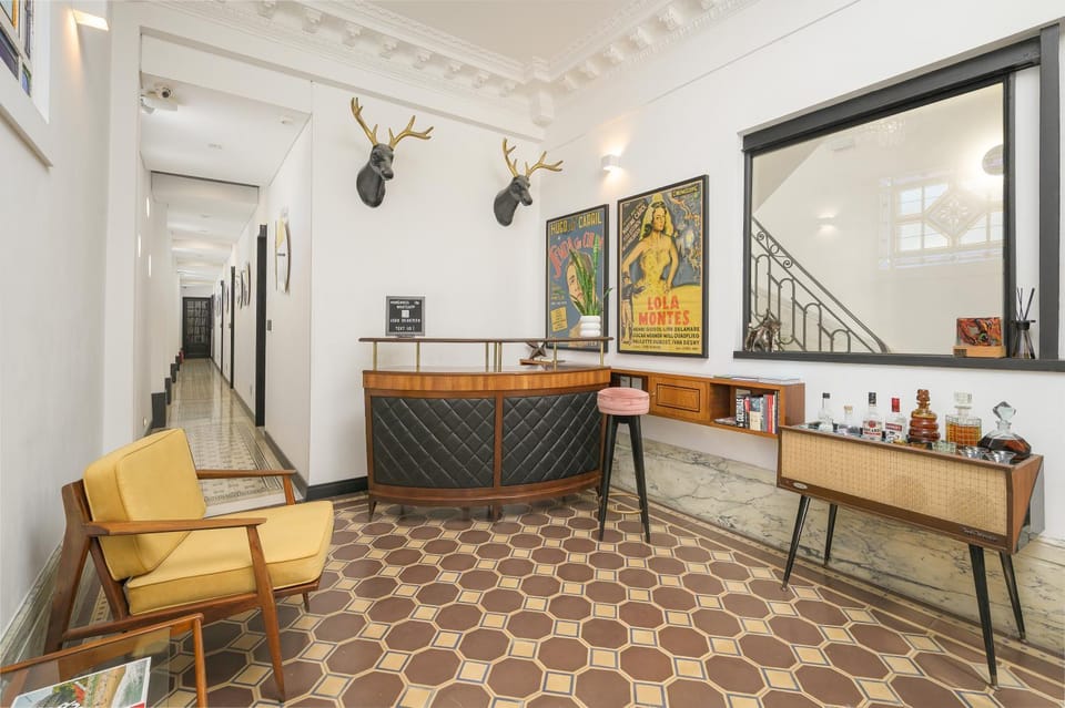 Property building, Living room, Decorative detail, Area and facilities
