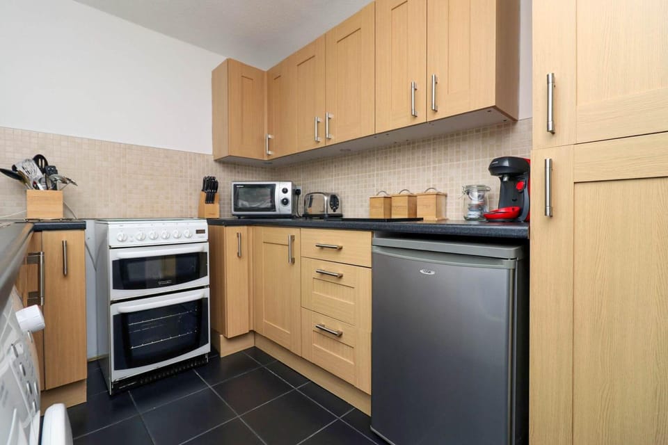 Coffee/tea facilities, Kitchen or kitchenette, dishwasher, stove