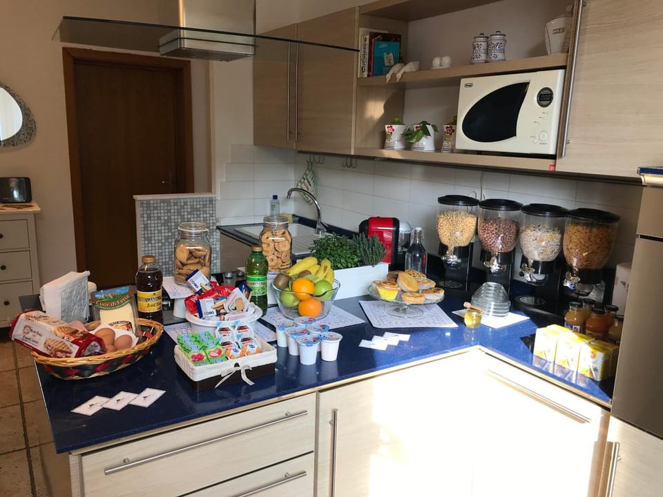 Food and drinks, Communal kitchen, Food, Italian breakfast
