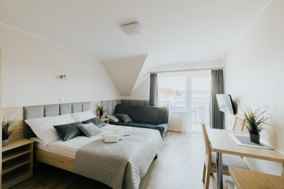 Bed, TV and multimedia, Photo of the whole room, Seating area, Bedroom, towels